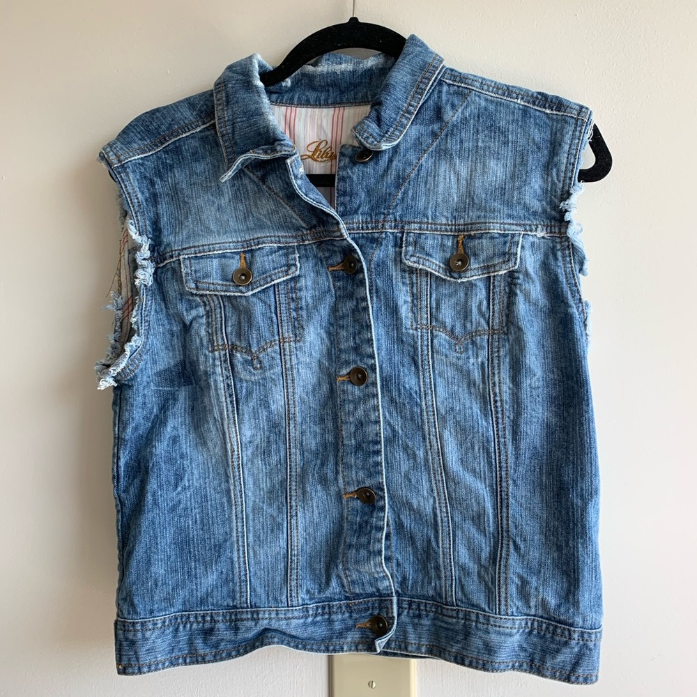 🌟 3/$12 Lilu distressed jean vest Sz L